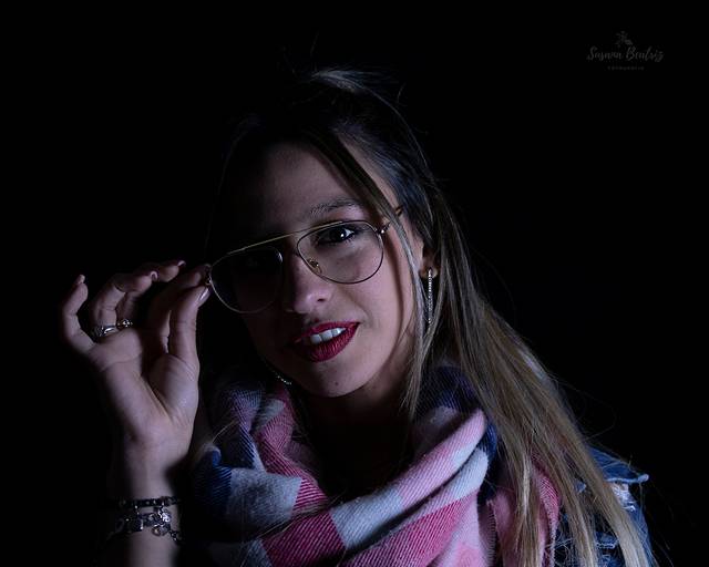 retrato chica con lentes, clave baja