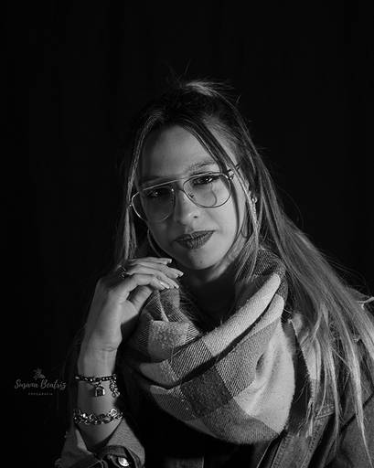 retrato chica con lentes, clave baja monocromo