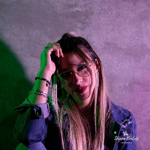 retrato chica con lentes