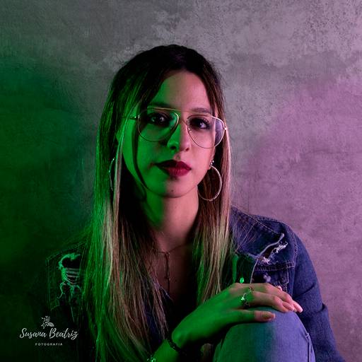 retrato chica con lentes