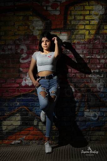  retrato quiceañera y mural