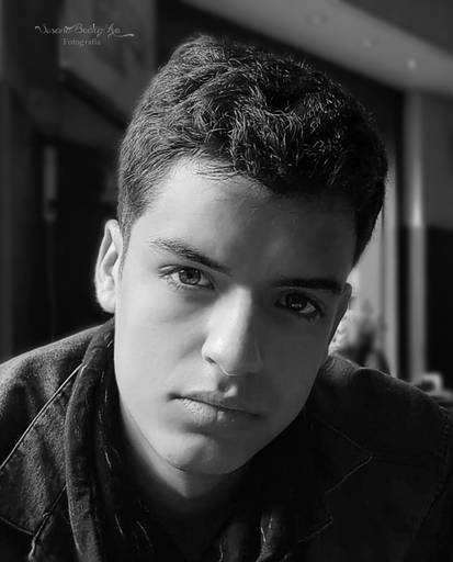 retrato joven en blanco y negro primer plano