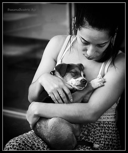 retrato chica con perrito . monocromo