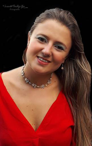 retrato chica vestida de rojo