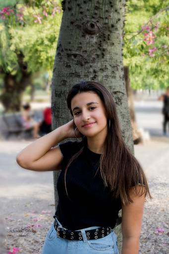 quinceañera ne frente tomándose el pelo