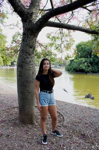quinceañera ne frente tomándose el pelo