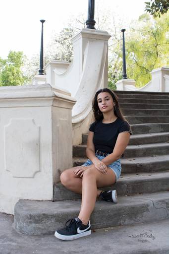 quinceañera sentada en una escalera