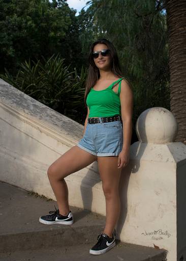 quinceañera parada con lentes de sol