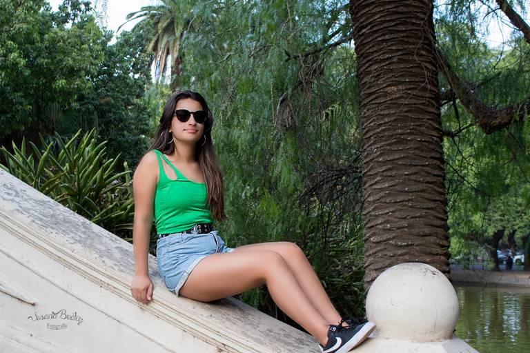 quinceañera sentada con lentes de sol