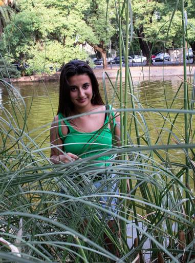 quinceañera mirando entre las plantas