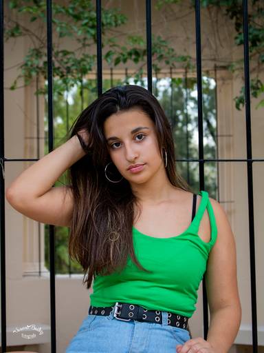 quinceañera tomándose el pelo