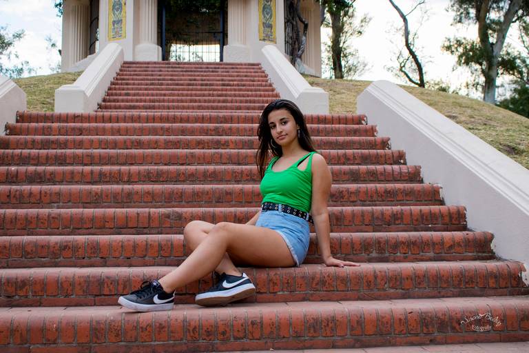 quinceañera sentada en una escalera