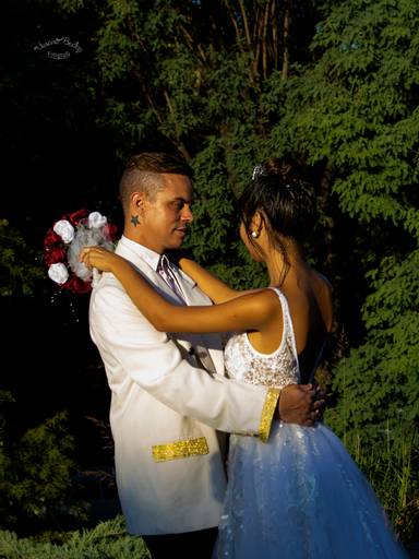 pareja de novios abrazados 