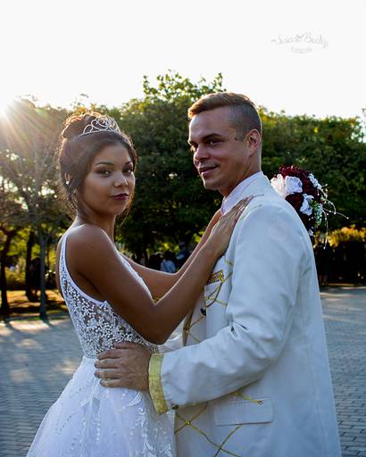 pareja de novios con luz natural desde atras
