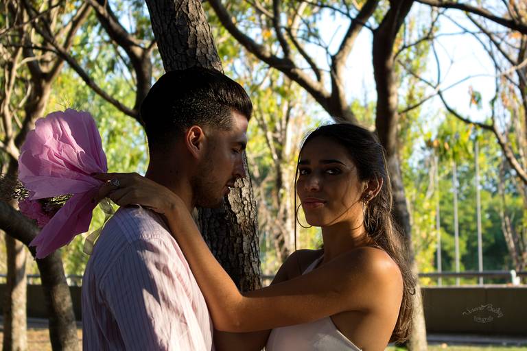 pareja de novios abrazados de perfil