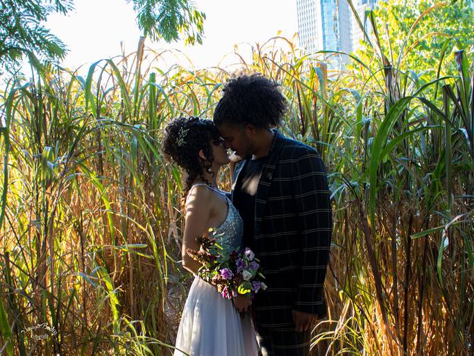 pareja de novios casi besandose