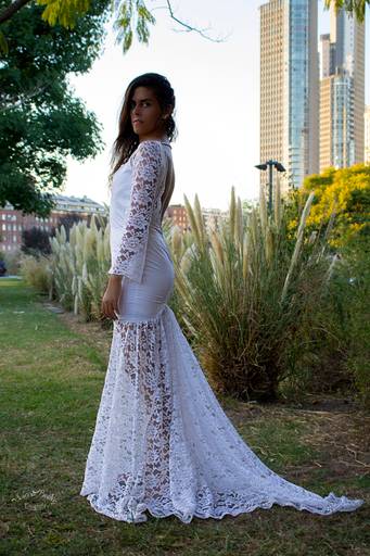 novia parada de perfil