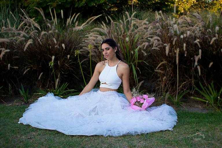 novia sentada con ramo