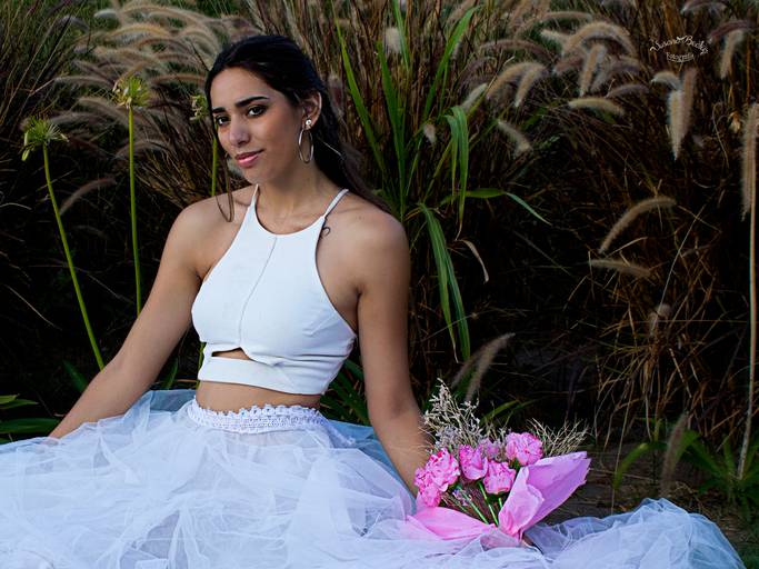 novia sentada con ramo