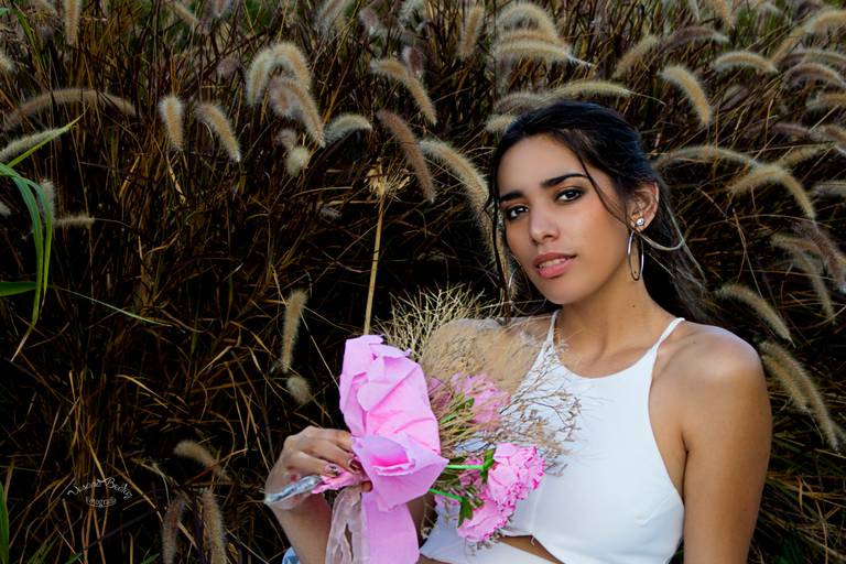 novia sentada con ramo