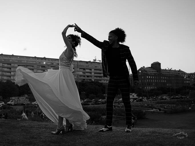 pareja de novios bailando