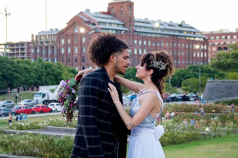 pareja de novios abrazados