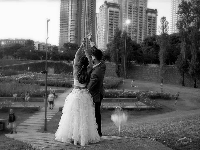 pareja de novios arrojando el ramohacia atras en monocromo