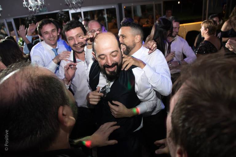 El novio con sus amigos durante la fiesta de su boda, tomada por Cristian Moriñigo, de Positive, fotógrafos de boda de Roario, Roldan