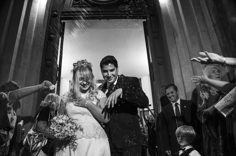 Novios saliendo de la iglesia San Jose de Roldan, Santa Fe, fotografía de boda de Cristian Moriñigo, de Positive