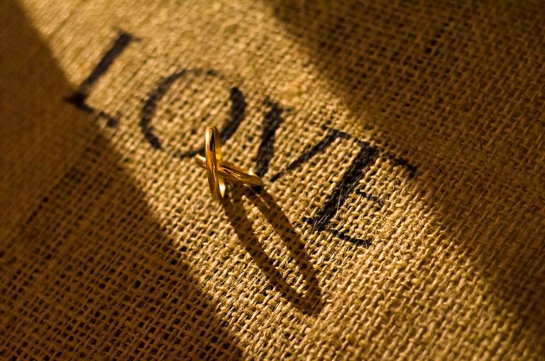Love escrito en lona con anillos de compromiso de novios - Fotografía de bodas de Cristian Moriñigo, de Roldan, Santa fe