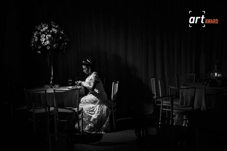 Foto premiada de noiva jantando em capelinha