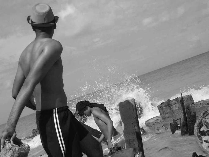 
Fui na rua pra brincar, procurar o que fazer
Fui na rua cheirar cola, arrumar o que comer
Fui na rua jogar bola, ver uns carros correr
Tomar banho de canal quando a maré encher
Quando a maré encher, quando a maré encher
Tomar banho de canal quando a maré