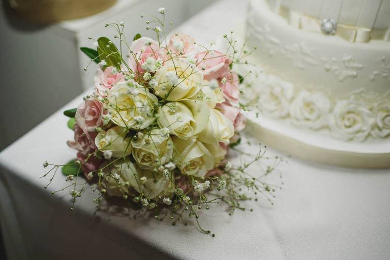 ramo de novia con torta de casamiento