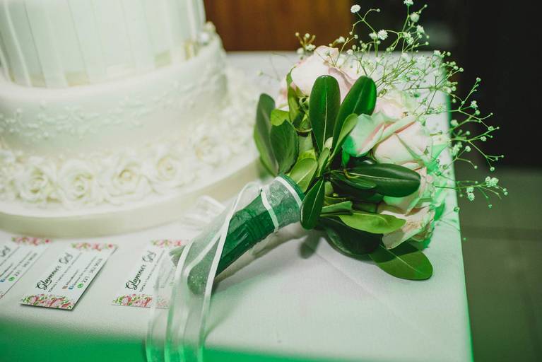 ramo de novia con cinta de raso blanca