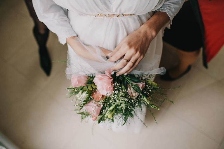 ramo, vestido y anillo de novia