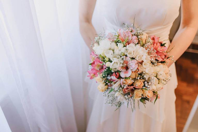 ramo de novia con flores colorido
