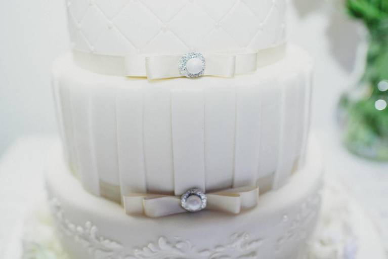 torta de casamiento blanca con moños
