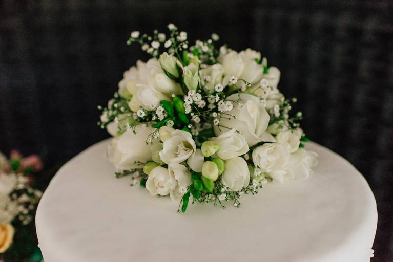 arreglo floran en torta blanca de casamiento