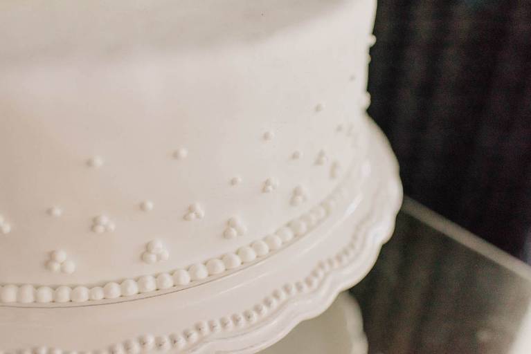 detalle decoracion torta de casamiento clasica