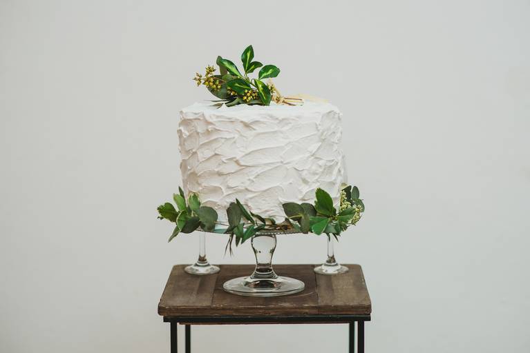 torta de casamiento blanca sencilla con un detalle de hojas