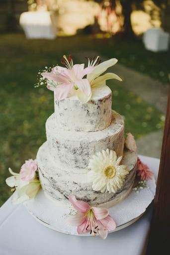 detalle de torta de casamiento con flores