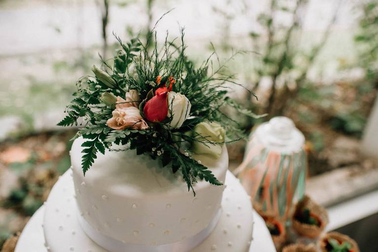 ramo decorando una torta de casamiento