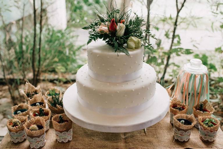 mesa torta de casamiento blanca