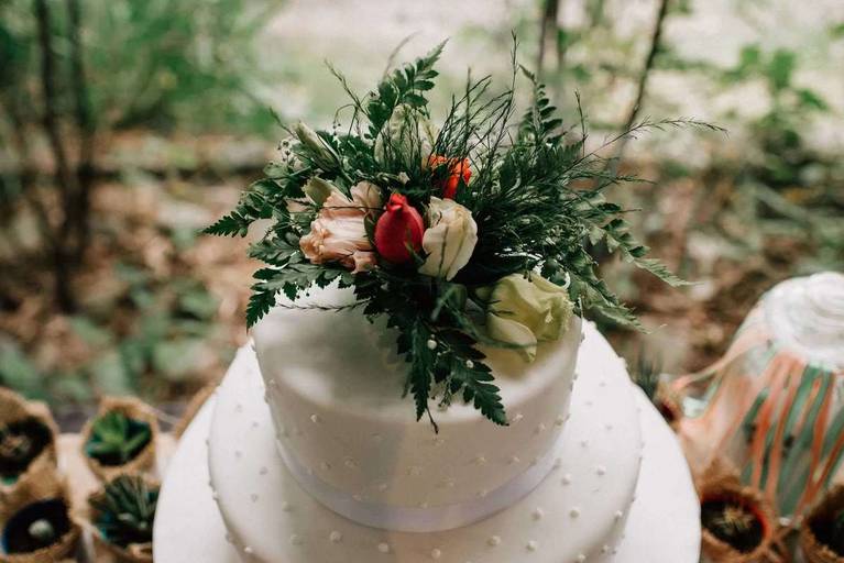 ramo decora torta de casamiendo blanca