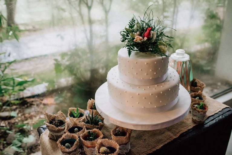 torta blanca de casamiento y souvenirs