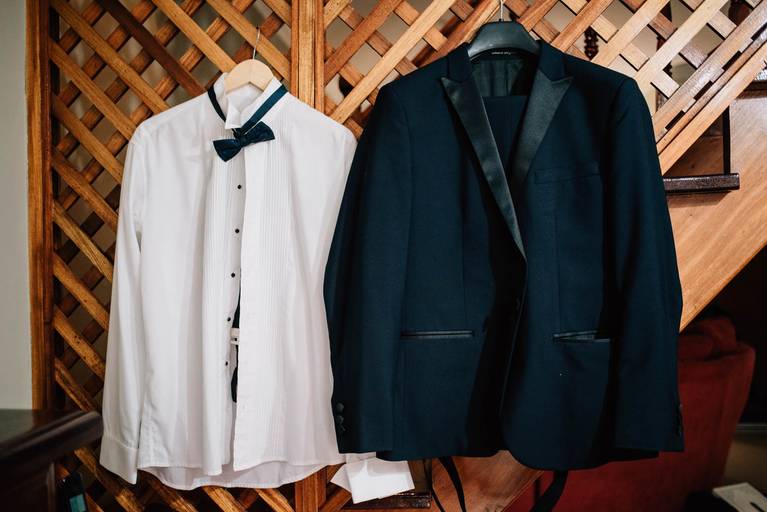 camisa y traje de novio para casamiento colgados