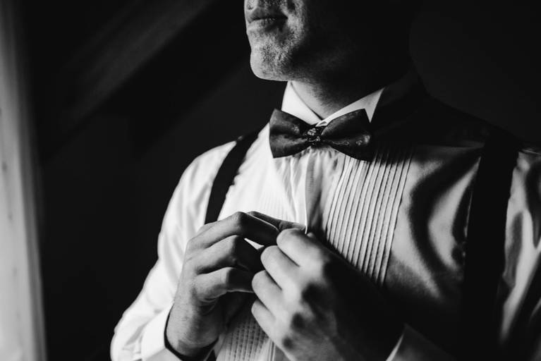 novio se prende un boton de su camisa