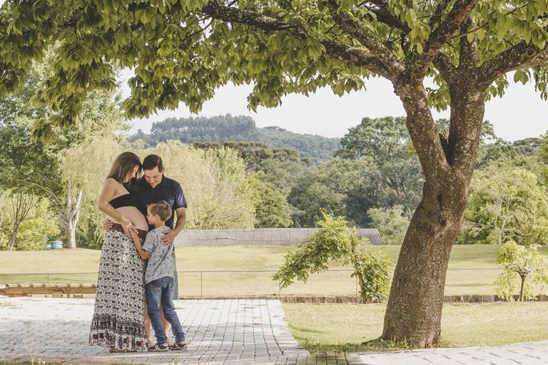 ensaio no anila fernandes pinheiro com casal e filho mais velho em sessão de fotos