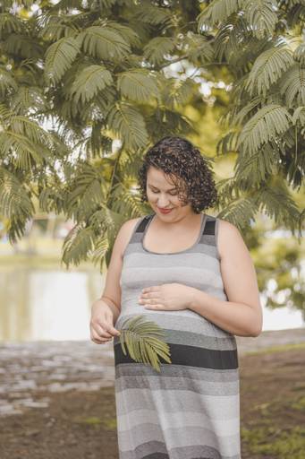 Gestante em meio a folhas no parque aquático de Irati pr