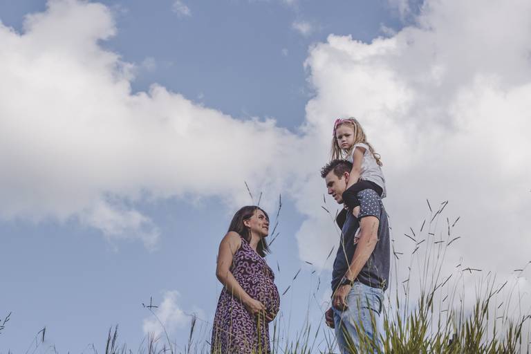 família em ensaio gestante na natureza